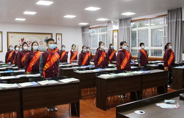 集中查看学生成长手册、班级特色制度文化 集中查看学生成长手册、班级特色制度文化